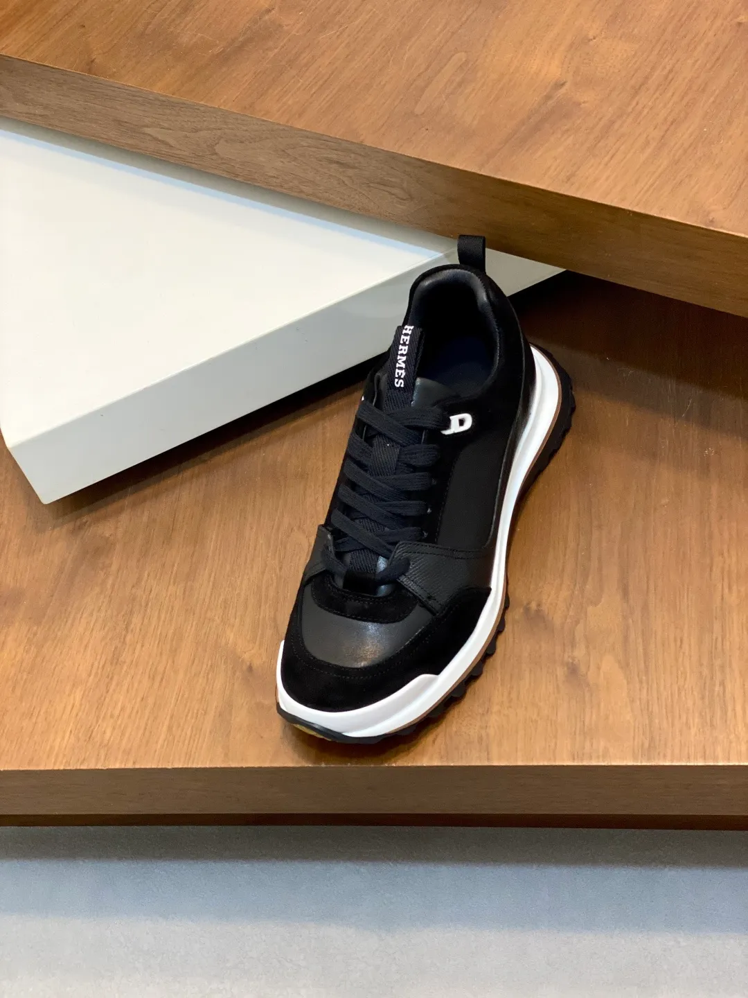 Men's men's shoes 💰700 HERMES/Hermès Leader sneakers! Tech twill, calfskin and suede goatskin sneakers featuring paneled multicolor twill, calfskin and suede. Lightweight geometric sole for a stylish urban look. Product details: White and orange rubber sole Black rubber sole with orange rubber insert Light natural leather insert White rubber toe cap Beige lambskin insole and lining Cotton strap, rubber lettering Sole height: 4cm Size: 39-40-41-42-43-44 (customized at 38.45)
